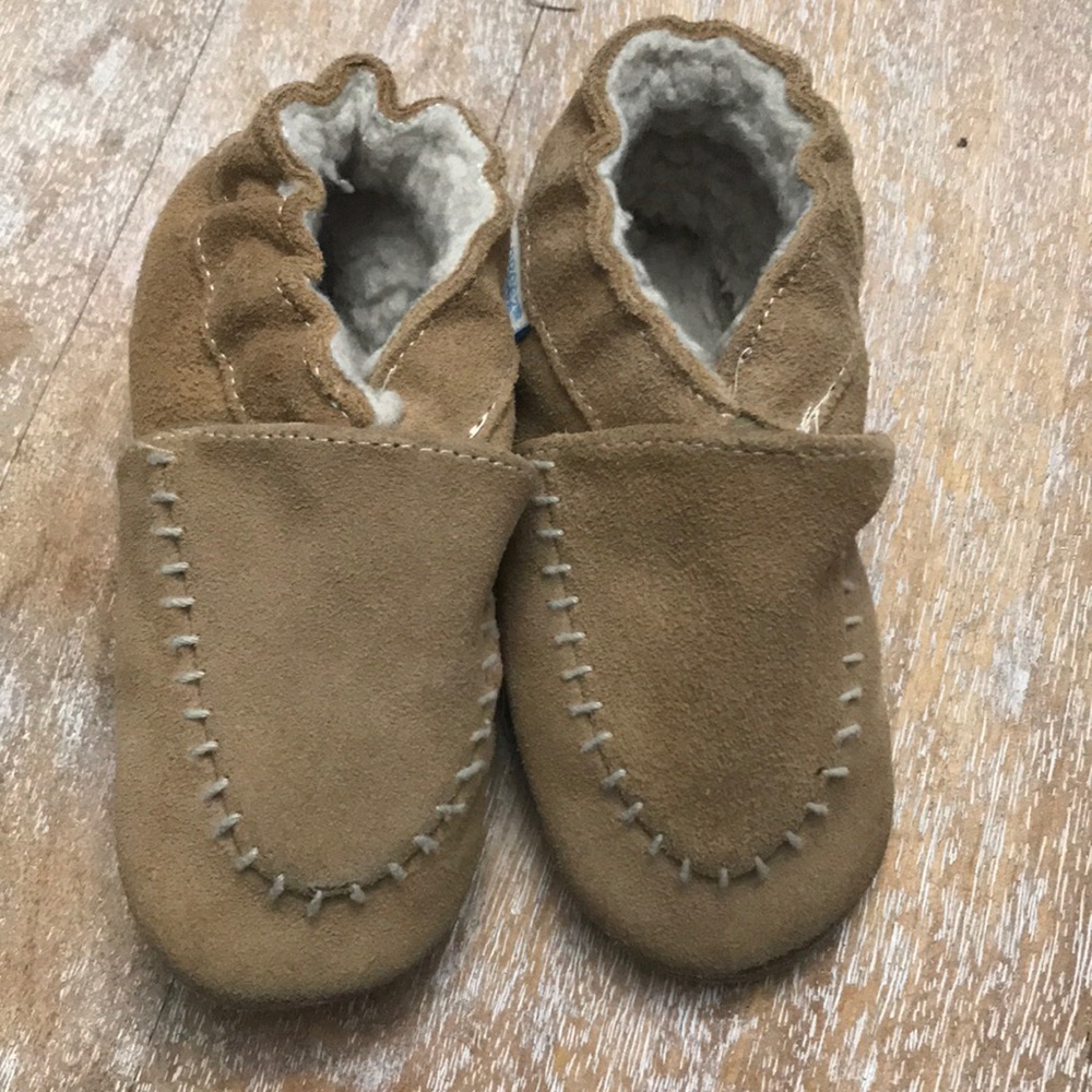 Robeez suede crib shoe